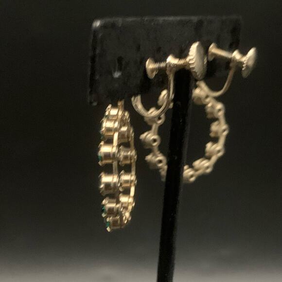 Vintage Emerald Green Rhinestone Gold Tone Circle Dangle Screwback Earrings - Picture 7 of 7